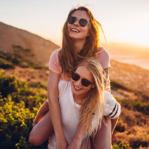 Zwei glückliche Frauen in der Abendsonne