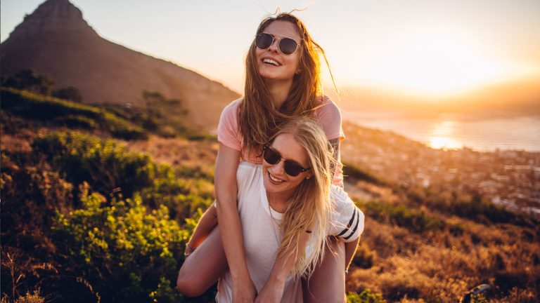 Zwei glückliche Frauen in der Abendsonne